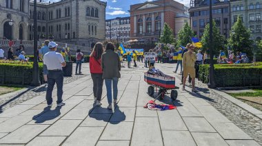 Oslo, Norveç - 5 Haziran 2022: Ukrayna 'yı desteklemek amacıyla şehir merkezinde gösteri. Putin 'in korkuluğu Rus bayrağı renginde bir tabutta yatıyor. Rus diktatörünün binlerce ölüm için sorumluluk kavramı.