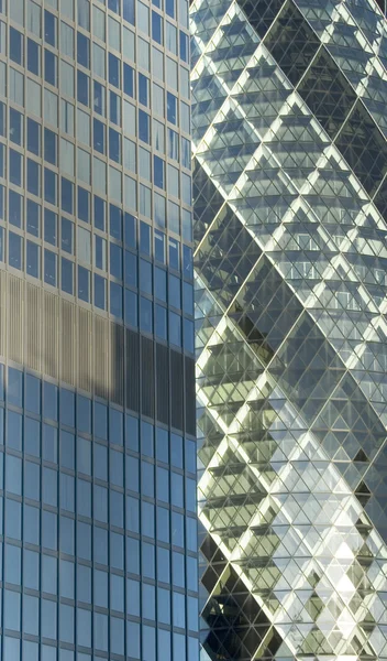Dvě skleněné budovy v Londýně, stojící vedle sebe. Stock Snímky