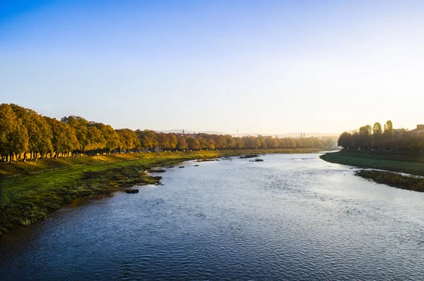 Soluppgång över floden — Stockfoto