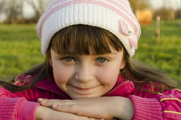 Маленькая девочка с большими голубыми глазами — стоковое фото