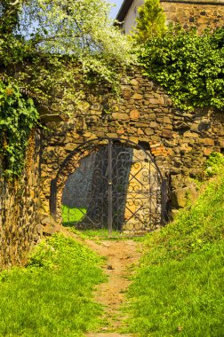 bir taş bir geçit.