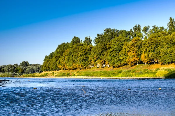 Mäktiga floden kanal. — Stockfoto