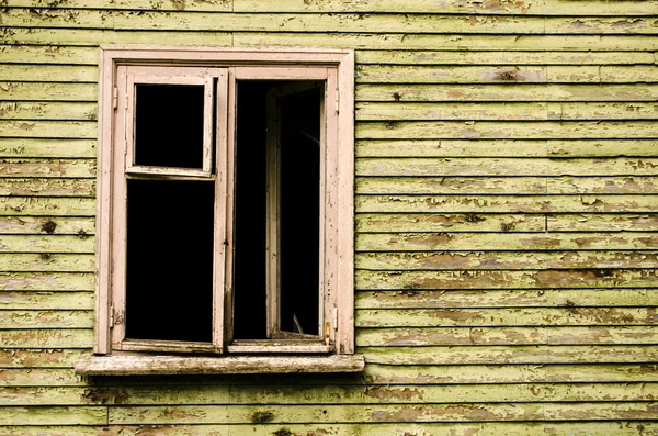 Terk edilmiş bir evde pencere — Stok fotoğraf