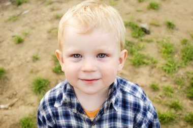 küçük çocuk Kareli gömlekli.