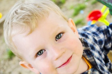 küçük çocuk Kareli gömlekli.