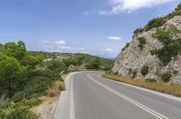Camino asfaltado en el valle caliente en la isla de Rodas — Foto de Stock
