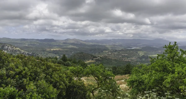 Hermosas vistas a la montaña y al valle en Rodas Grecia — Foto de Stock