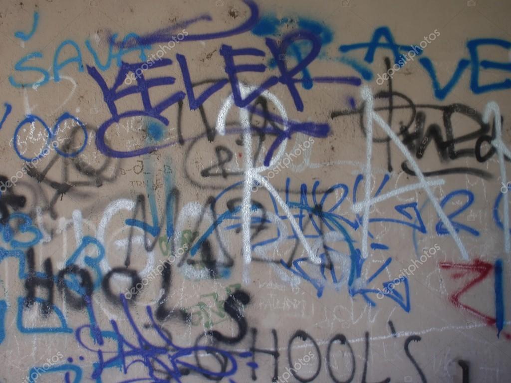 the pros and cons of the use of graffiti in the streets Graffiti and street art can be controversial, but can also be a medium for voices of social change, protest, or expressions of community desire. the pros and cons of the use of graffiti in the streets Graffiti and street art can be controversial, but can also be a medium for voices of social change, protest, or expressions of community desire.