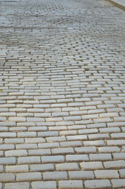 Arnavut kaldırımı taşlarla döşeli eski yol