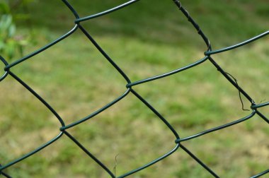 yeşil arka izole demir tel çit