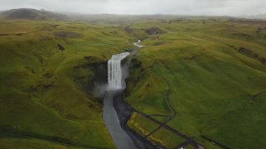 Şelaleye yaklaşıyoruz. Skogafoss 'a yaklaşıyoruz. İHA 'dan video çekimleri.