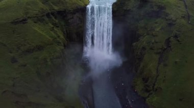 Şelaleye yaklaşıyoruz. Skogafoss 'a yaklaşıyoruz. İHA 'dan video çekimleri.
