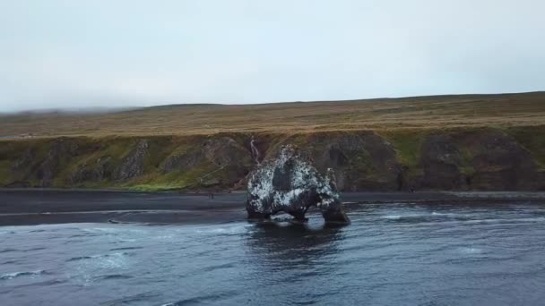 Hvitserkur basalto montaña roca en la costa este de Islandia. Peninsula Vatnsnes. Imágenes de drones. — Vídeo de stock
