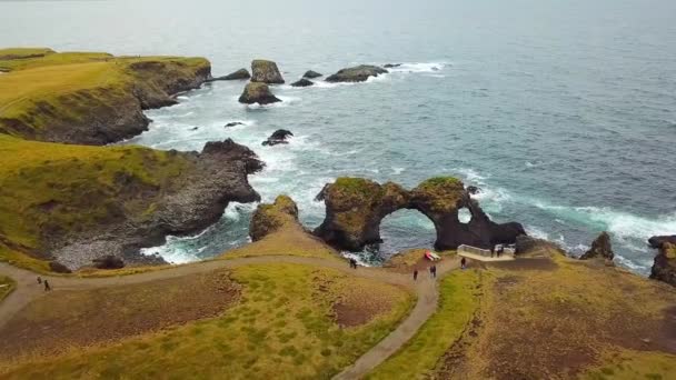 Landschap van boven van Gatklettur basalt rots aan de Atlantische kust van Arnarstapi. Drone beelden. Prachtige noordse natuur. — Stockvideo