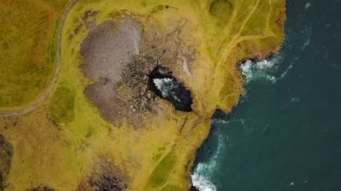 Arnarstapi 'nin Atlantik kıyısındaki Gatklettur bazalt kayasının üzerindeki manzara. İnsansız hava aracı görüntüleri. Güzel kuzey doğası. 