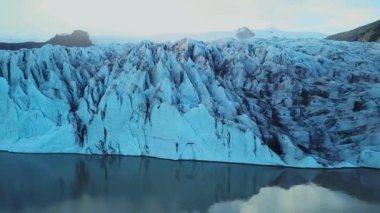 Yukarıdan Vatnajokull, Skaftafell ve İzlanda 'daki Jokulsargljufur buzullarına kadar uzanan manzaranın resmi. Panoramik İHA görüntüleri.