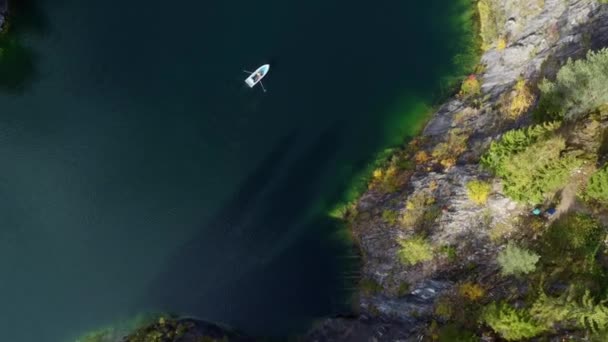 Krásná povaha Karelie republiky. Horský park Ruskeala. Letecký pohled od dronu k jezeru a lodi. Vodní barva. Ruská zeměpisná šířka. Mramorový kaňon. — Stock video