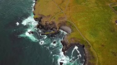 Arnarstapi 'nin Atlantik kıyısındaki Gatklettur bazalt kayasının üzerindeki manzara. İnsansız hava aracı görüntüleri. Güzel kuzey doğası. 