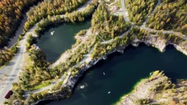 Karelia Cumhuriyeti 'nin güzel doğası. Ruskeala Dağı Parkı. İHA 'dan göle ve tekneye hava görüntüsü. Su renginde su. Rus coğrafyası. Mermer Kanyon. 