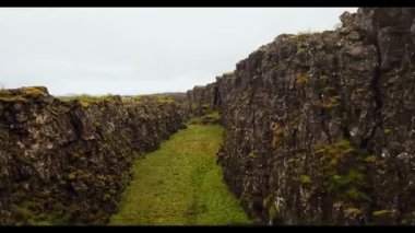 İzlanda 'daki Thingvellir Ulusal Parkı. Orta Atlantik Sırtı 'nın tepesini işaret eden bir yarık vadisi. İnsansız hava aracı görüntüleri. Doğa simgesi..