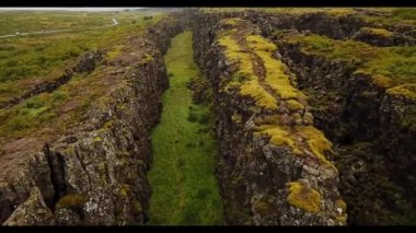 İzlanda 'daki Thingvellir Ulusal Parkı. Orta Atlantik Sırtı 'nın tepesini işaret eden bir yarık vadisi. İnsansız hava aracı görüntüleri. Doğa simgesi..