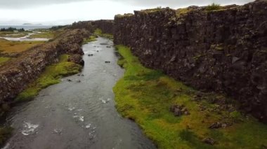 İzlanda 'daki Thingvellir Ulusal Parkı. Orta Atlantik Sırtı 'nın tepesini işaret eden bir yarık vadisi. İnsansız hava aracı görüntüleri. Doğa simgesi..