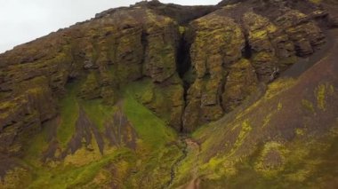 İzlanda 'nın İzlanda sıradağlarında büyük bir vadi ve kanyon. Doğa kuzeyin simgeleri. İnsansız hava aracı görüntüleri. 