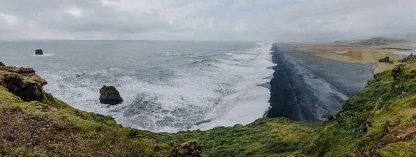 Bela vista panorâmica chique de uma praia preta na Islândia nas rochas Dyrholay. Conceito de cartão postal e turismo. Islândia vista e férias. Grandes ondas do oceano e areia vulcânica. — Fotografia de Stock