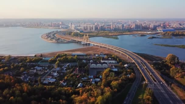 Tataristan 'ın Kazan şehrinin merkezindeki Milenyum Köprüsü manzarası. Yazın şehrin panoramasının pitoresk bir manzarası. Kazanka Nehri. İnsansız hava aracının video görüntüleri. Güneşli hava. — Stok video