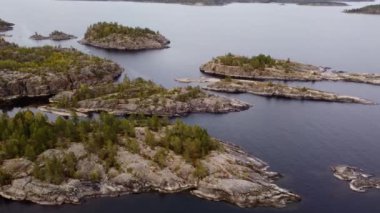 Karelia Cumhuriyeti 'nin güzel doğası. İHA 'dan Ladoga Gölü' ne hava görüntüsü. Rus coğrafyası. Ladoga skerries adalarının muhteşem panoramik manzarası. Görüş, Karelya gösterisi ve tatil yeri.. 