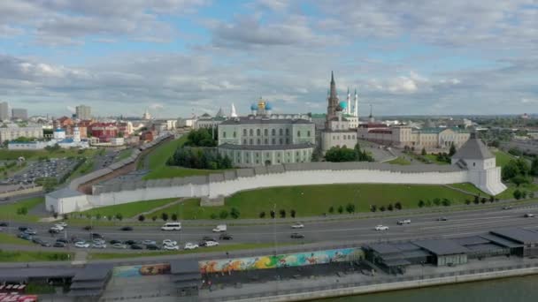 Panoramabilder från Kazan Kreml. Tatarstan, Ryssland. Huvudstaden i Republiken Tatarstan. Centrum och landmärke linje med soligt väder. Sevärdheter, kyrkor och moské. Cirkus och stadion. — Stockvideo