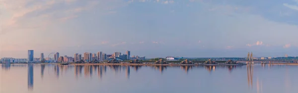 Une vue pittoresque de la ville de Kazan au coucher du soleil en été. La rivière Kazanka, le pont Millenium et le reflet de l'eau. La capitale de la République du Tatarstan. Mégalopoles de Russie. Images De Stock Libres De Droits
