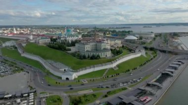 Kazan Kremlin 'in panoramik yaz görüntüleri. Tataristan, Rusya. Tataristan Cumhuriyeti 'nin başkenti. Şehir merkezi ve hava güneşli ve sınır çizgisi. Manzaralar, kiliseler ve cami. Sirk ve stadyum. 