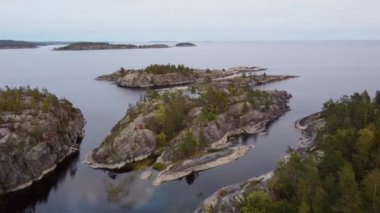 Karelia Cumhuriyeti 'nin güzel doğası. İHA 'dan Ladoga Gölü' ne hava görüntüsü. Rus coğrafyası. Ladoga skerries adalarının muhteşem panoramik manzarası. Görüş, Karelya gösterisi ve tatil yeri.. 