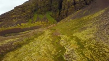 İzlanda 'nın İzlanda sıradağlarında büyük bir vadi ve kanyon. Doğa kuzeyin simgeleri. İnsansız hava aracı görüntüleri. 