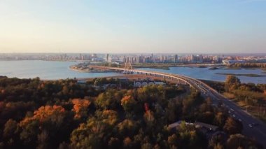 Tataristan 'ın Kazan şehrinin merkezindeki Milenyum Köprüsü manzarası. Yazın şehrin panoramasının pitoresk bir manzarası. Kazanka Nehri. İnsansız hava aracının video görüntüleri. Güneşli hava. 