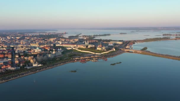 Panorámás nyári felvétel Kazan Kremlről. Tatarsztán, Oroszország. A Tatár Köztársaság fővárosa. Városközpont és mérföldkő vonal napsütéses időben. Látnivalók, templomok és mecset. Cirkusz és stadion. — Stock videók