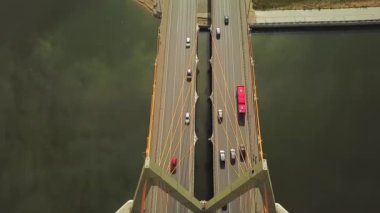 Tataristan 'ın Kazan şehrinin merkezindeki Milenyum Köprüsü manzarası. Yazın şehrin panoramasının pitoresk bir manzarası. Kazanka Nehri. İnsansız hava aracının video görüntüleri. Güneşli hava. 