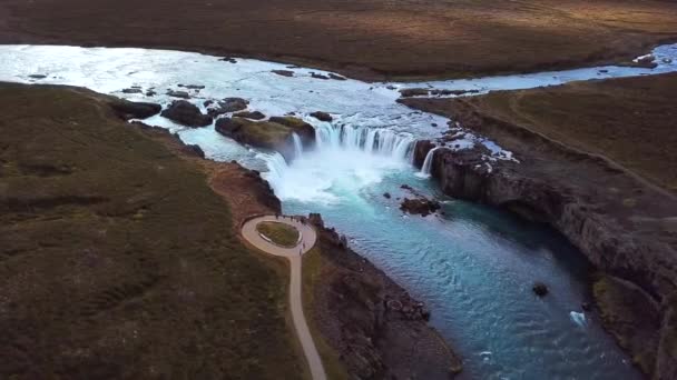 İzlanda 'da şelale manzarası. İzlanda doğası. İHA 'dan yukarıdan bak. İnanılmaz su ve suyun mavi rengi.. — Stok video