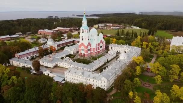 Prachtige natuur van Karelië republiek. Luchtfoto van drone naar het Ladoga meer en Valaam eiland. Spaso-Preobrazjenski kathedraal van Valaam klooster. Bezienswaardigheid, Karelische showplace en vakantie. — Stockvideo