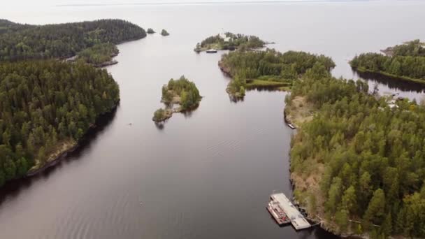 Karelia共和国の美しい自然。ドローンからラドーガ湖までの空中ビュー。ロシアの地理。ラドーガのスキー場の島々への素晴らしいパノラマビュー。サイト、カレリアのショーケースと休暇. — ストック動画