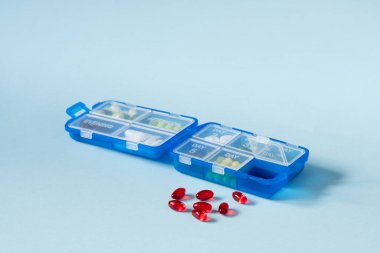 Mavi arka planda ilaç kutusu ve tabletler. İleri marş. Tıbbi ve sağlık hizmetleri konsepti. COVID-19 koronavirüs salgını. Virüsten kurtuluş. Durumun kötüleşmesi. Omicron koruması 