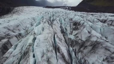 Gökyüzünden İzlanda 'daki Vatnajokull buzuluna. İHA 'dan 4K görüntü. Bölge Vatnajokull buzulu, Skaftafell ve Jokulsargljufur 'dur..