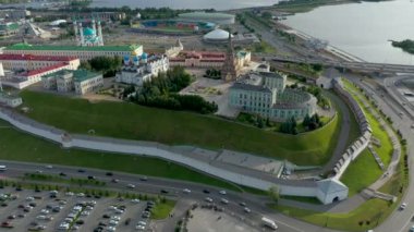 Kazan Kremlin 'in panoramik yaz görüntüleri. Tataristan, Rusya. Tataristan Cumhuriyeti 'nin başkenti. Şehir merkezi ve hava güneşli ve sınır çizgisi. Manzaralar, kiliseler ve cami. Sirk ve stadyum. 
