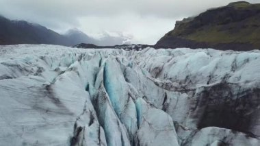 Gökyüzünden İzlanda 'daki Vatnajokull buzuluna. İHA 'dan 4K görüntü. Bölge Vatnajokull buzulu, Skaftafell ve Jokulsargljufur 'dur..