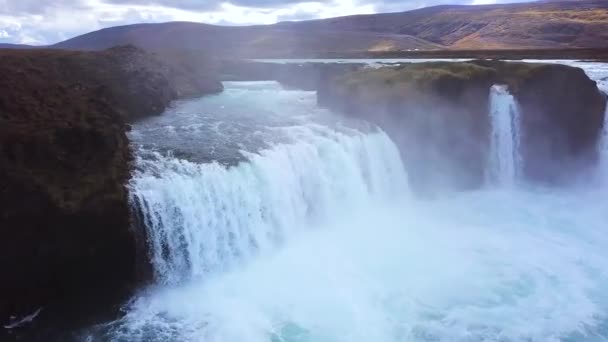 İzlanda 'da şelale manzarası. İzlanda doğası. İHA 'dan yukarıdan bak. İnanılmaz su ve suyun mavi rengi.. — Stok video