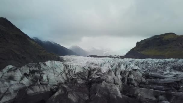 Повітряний постріл згори до льодовика Ватнайокутль в Ісландії. 4K кадрів з дрона. Тут є льодовик Ватнайокутль, Скафтафелл і Йокулсарглюфур.. — стокове відео