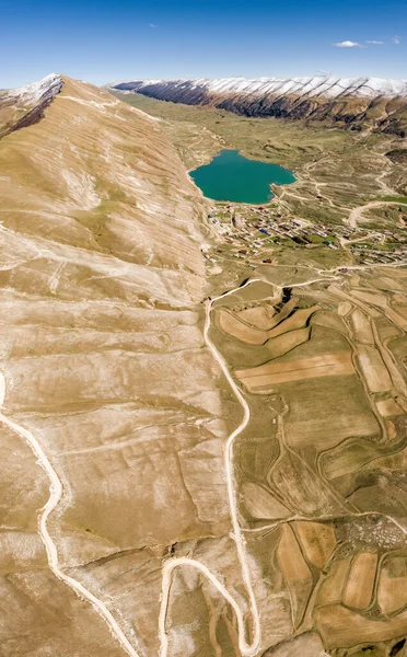 Lago Mochokh na República do Daguestão, Rússia. picos cobertos de neve montanhas superiores em tempo ensolarado. Garganta e cumes Kachta Ochlinski e Tanusdiril. Highlands. Panorama vertical. Viajar no Daguestão. — Fotografia de Stock