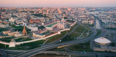 Kazan Kremlin 'in yukarısından panoramik yaz çekimi. Tataristan, Rusya. Tataristan Cumhuriyeti 'nin başkenti. Şehir merkezi ve hava güneşli ve sınır çizgisi. Manzaralar, kiliseler ve Kul-Sharif camisi.