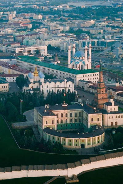 Πανοραμική καλοκαιρινή λήψη από ψηλά του Καζάν Κρεμλίνου. Ταταρστάν, Ρωσία. Πρωτεύουσα της Δημοκρατίας του Ταταρστάν. Κέντρο της πόλης και γραμμή ορόσημο με ηλιόλουστο καιρό. Αξιοθέατα, εκκλησίες και τζαμί Kul-Sharif. — Φωτογραφία Αρχείου